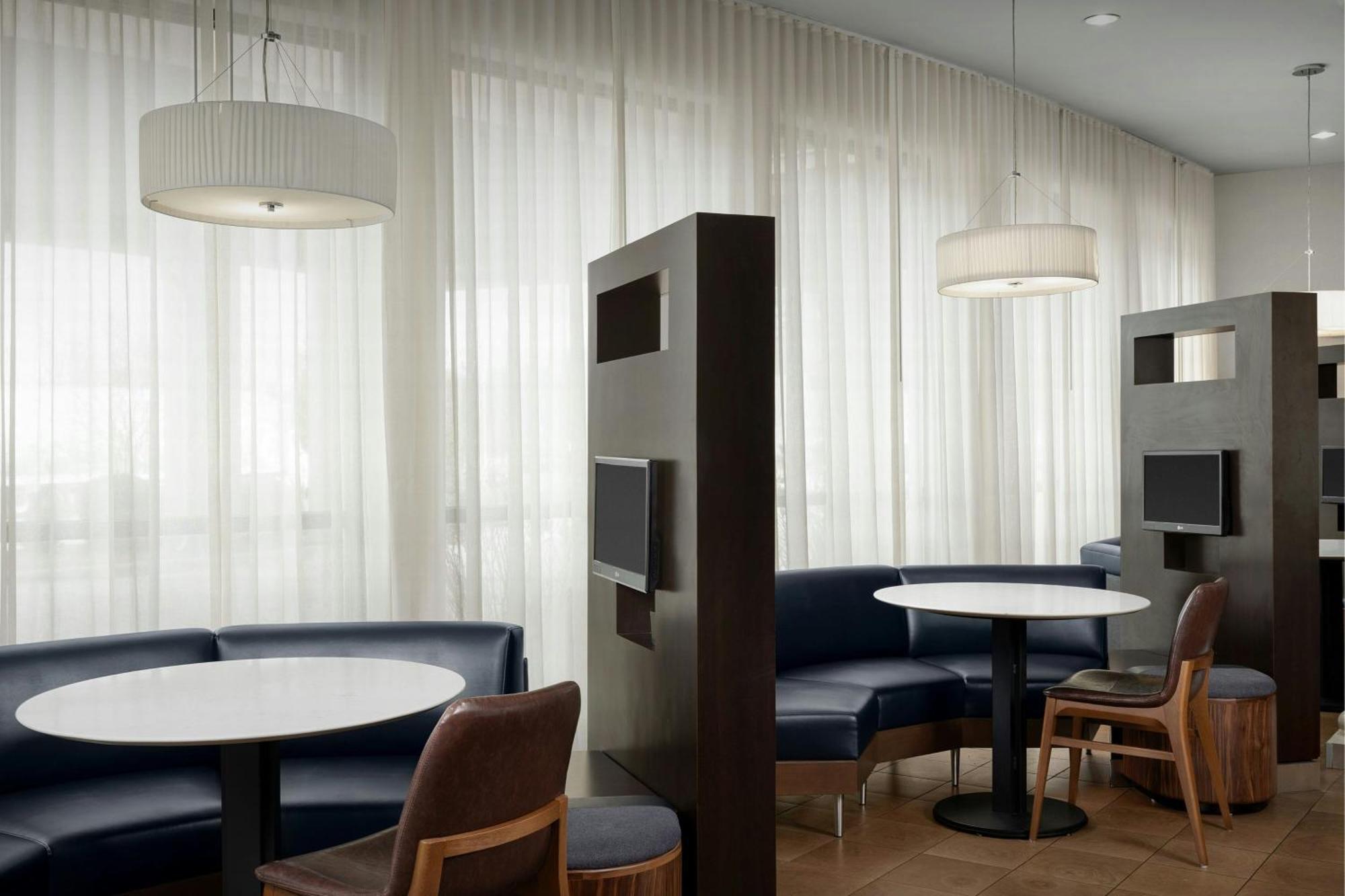 Courtyard By Marriott Hotel